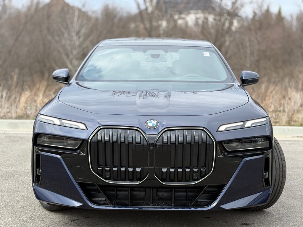 Used 2025 BMW 760i xDrive w/ Luxury Rear Seating Package image 2