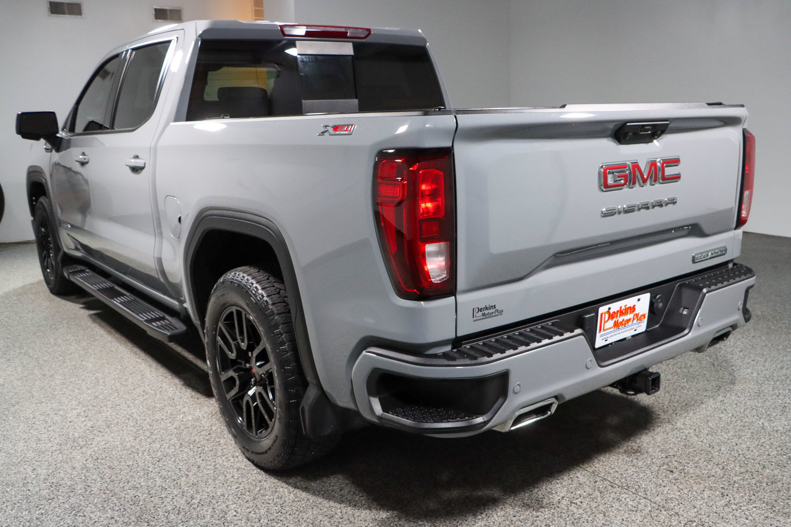 Used 2024 GMC Sierra 1500 Elevation w/ Elevation Premium Package AWD/4WD image 9
