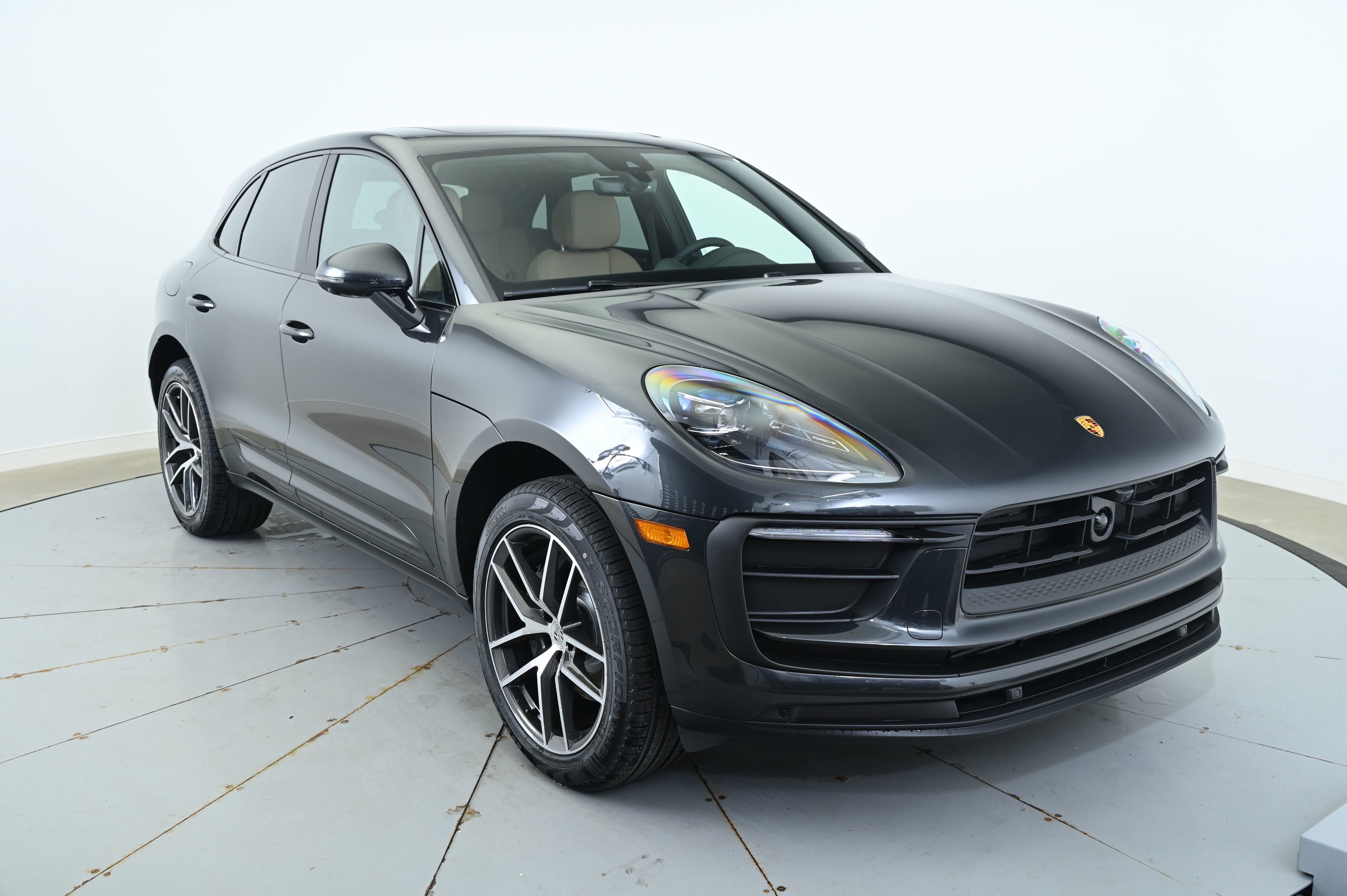 Certified 2025 Porsche Macan image 9