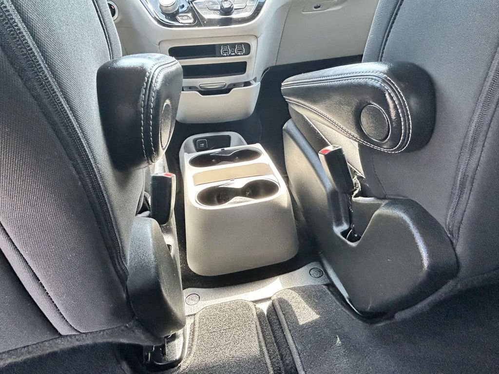 Used 2022 Chrysler Voyager LX FWD image 10