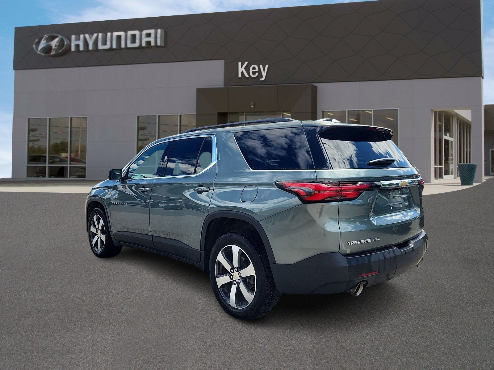 Used 2023 Chevrolet Traverse LT w/ LT Premium Package AWD/4WD image 5