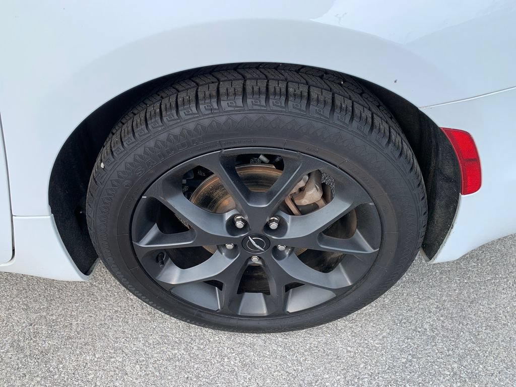 Used 2025 Chrysler Pacifica Limited FWD image 4
