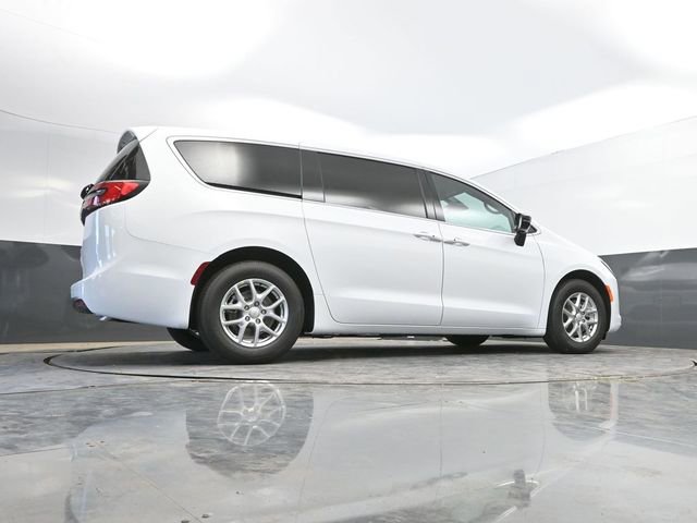New 2027 Chrysler Pacifica Select FWD image 44