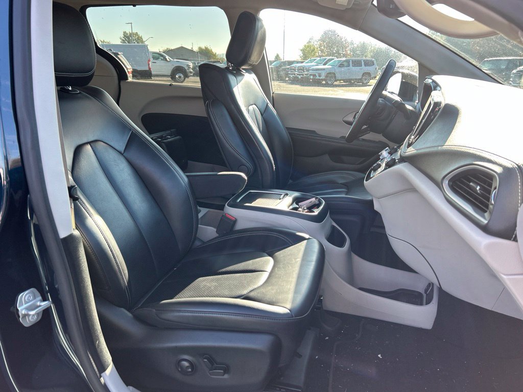 Used 2023 Chrysler Pacifica Touring-L w/ Uconnect Theater Family Group AWD/4WD image 10