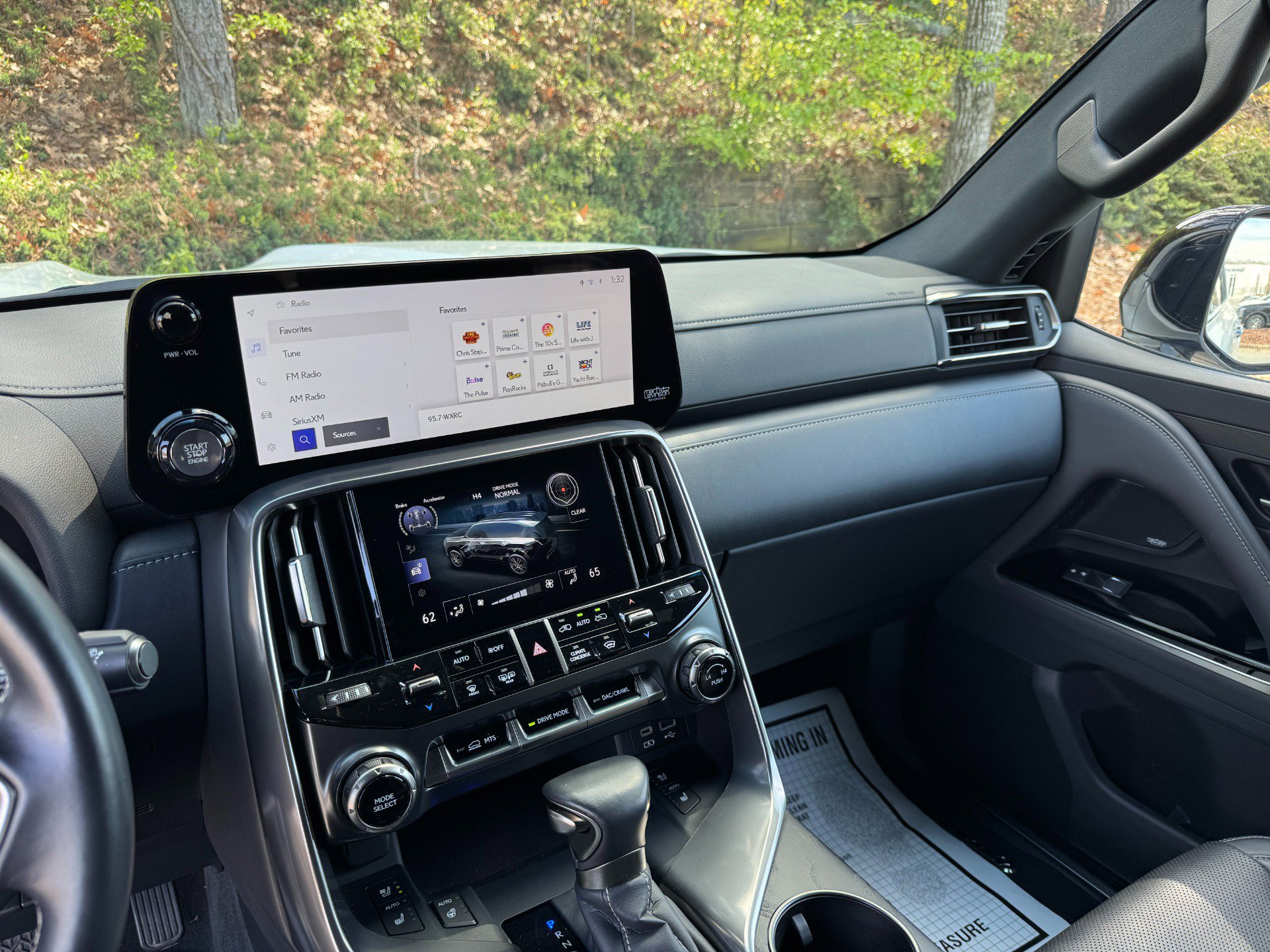 Used 2024 Lexus LX 600 4WD w/ Appearance Package image 30