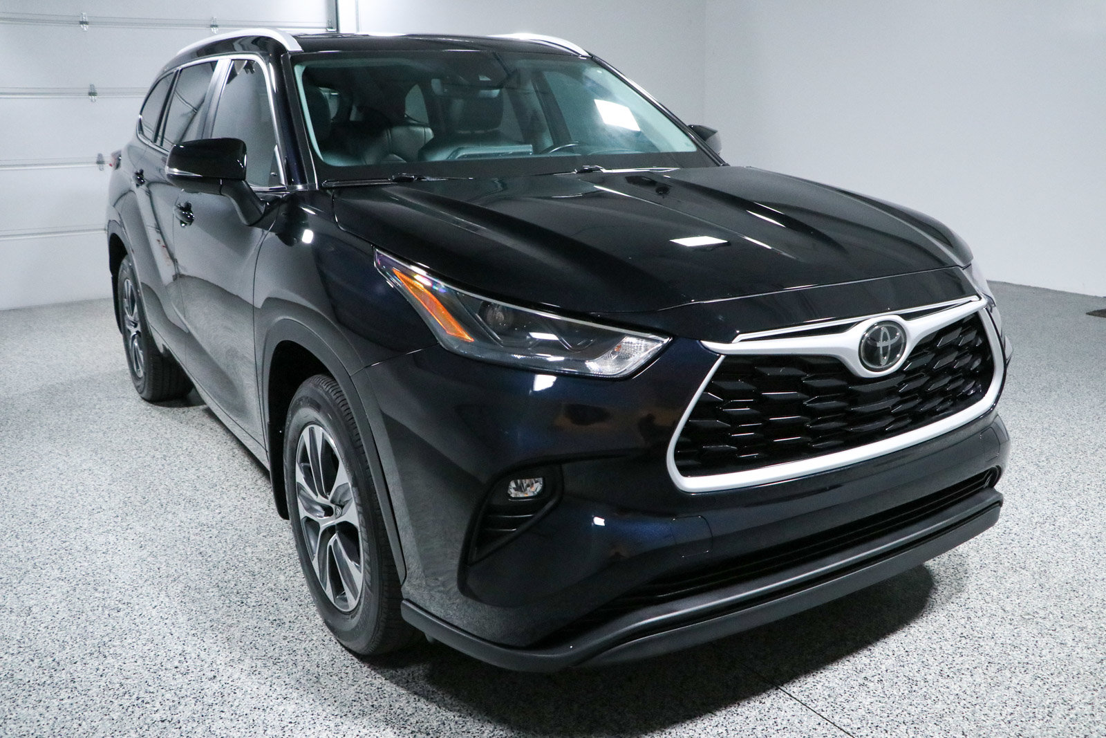 Used 2024 Toyota Highlander XLE FWD image 5