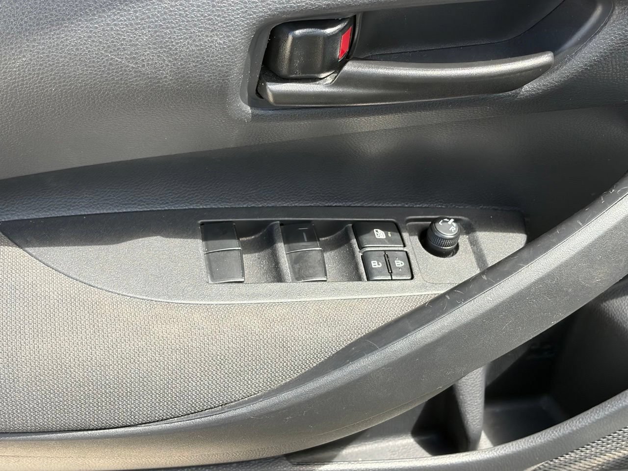 Used 2025 Toyota Corolla LE FWD image 5