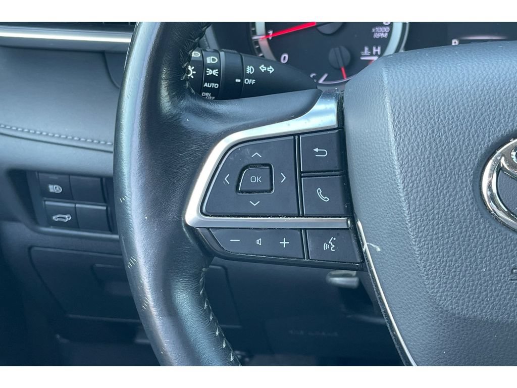 Used 2021 Toyota Highlander LE FWD image 36