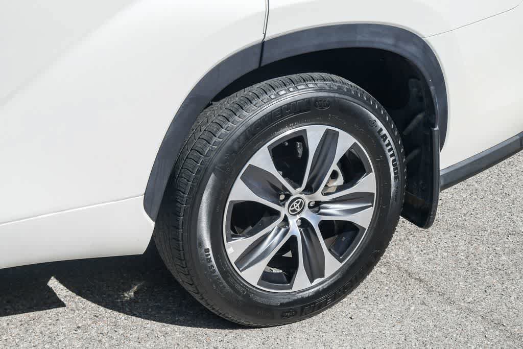 Used 2021 Toyota Highlander XLE FWD image 11