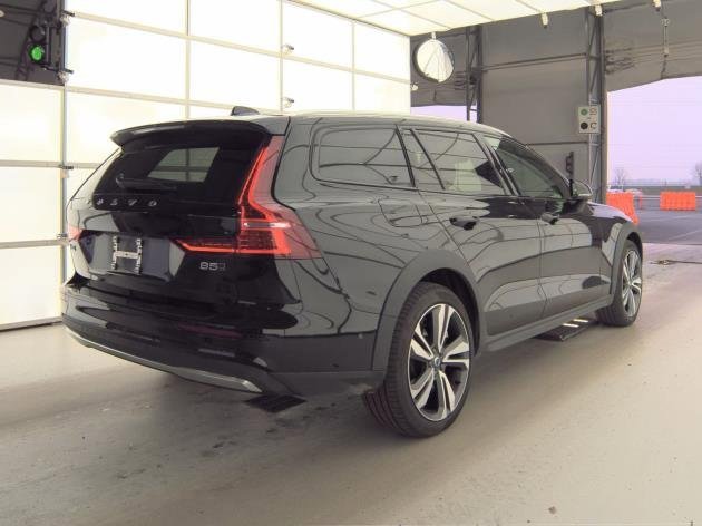 Used 2025 Volvo V60 B5 Cross Country Plus image 4