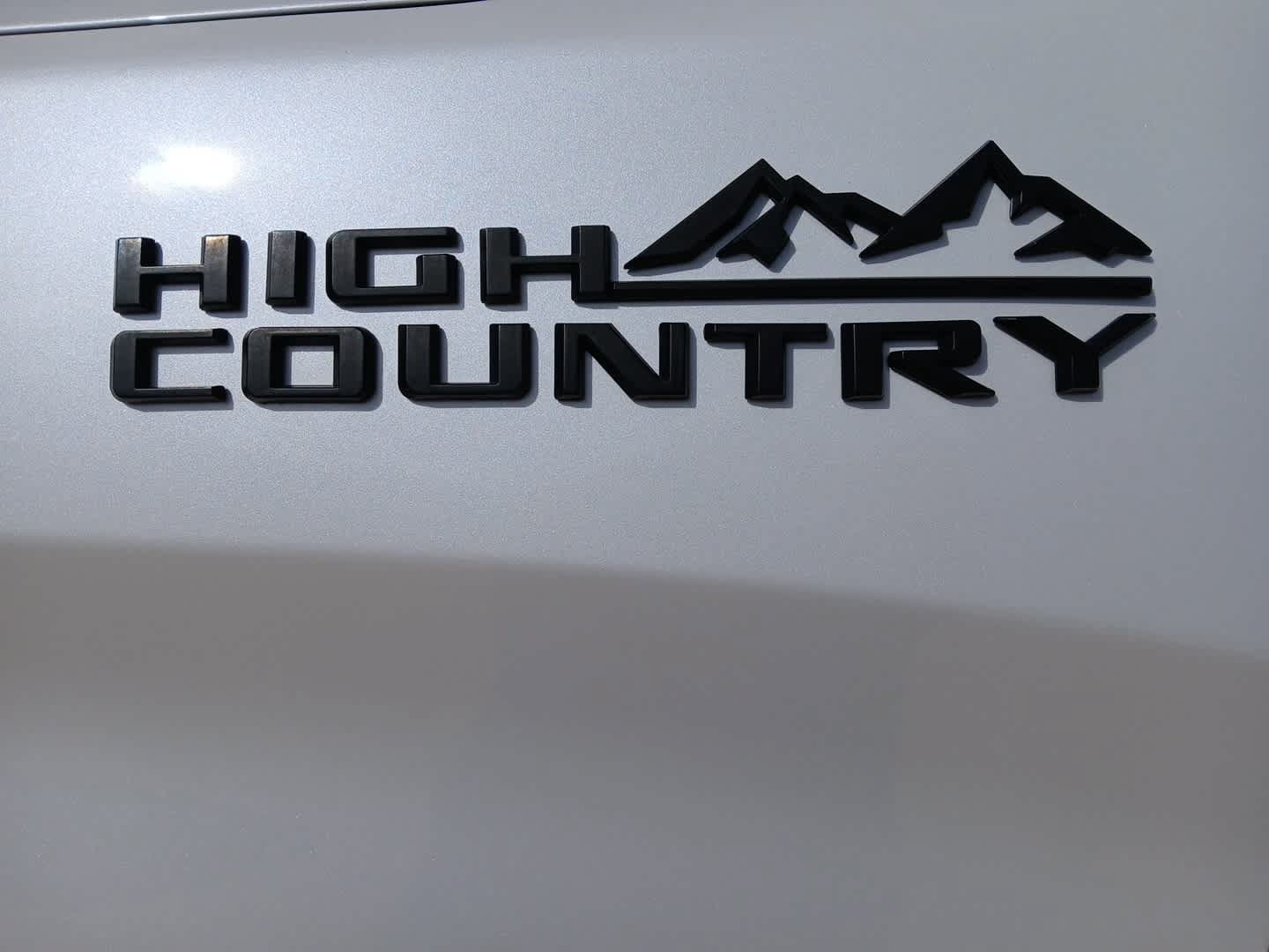 Used 2023 Chevrolet Silverado 1500 High Country w/ High Country Premium Package AWD/4WD image 2