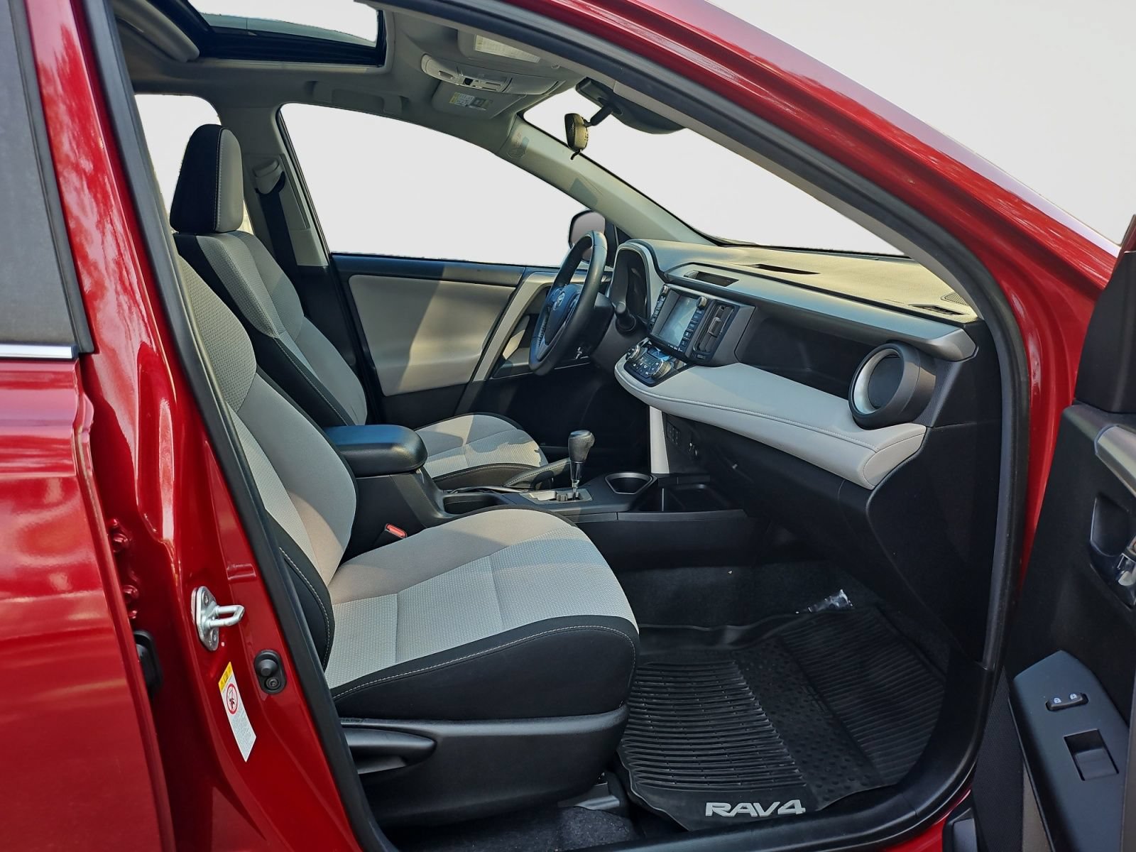 Used 2018 Toyota RAV4 XLE AWD/4WD image 16