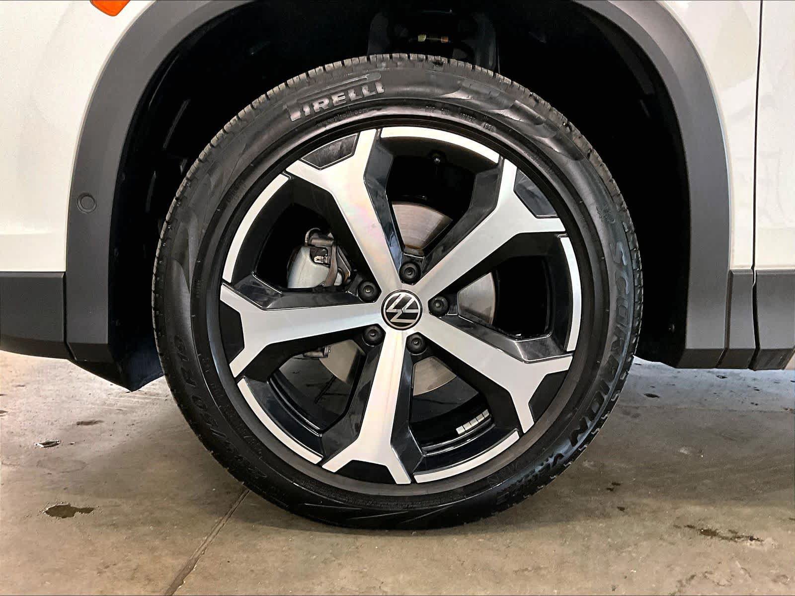 Certified 2025 Volkswagen Tiguan SE FWD image 12