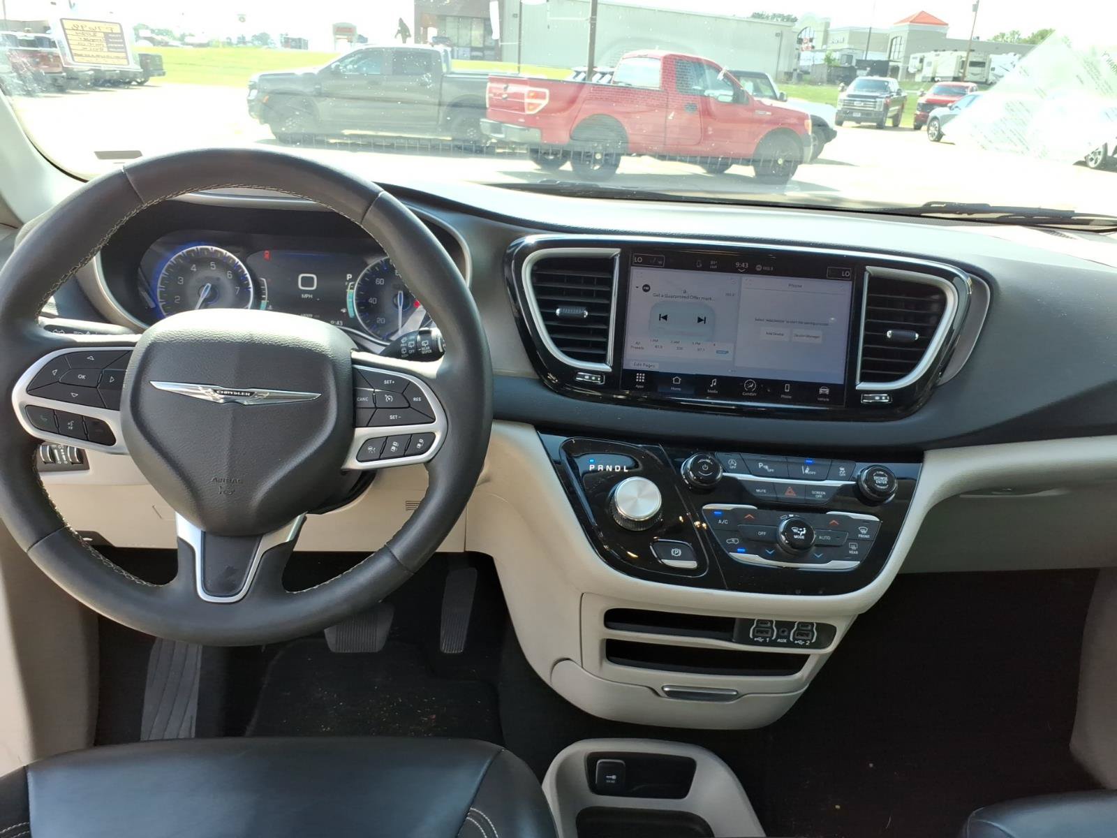 Used 2024 Chrysler Pacifica Touring-L FWD image 15