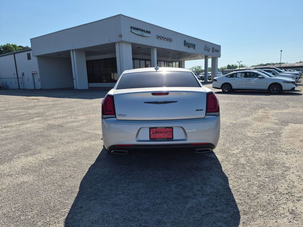 Used 2022 Chrysler 300 Touring w/ Sport Appearance Package image 4