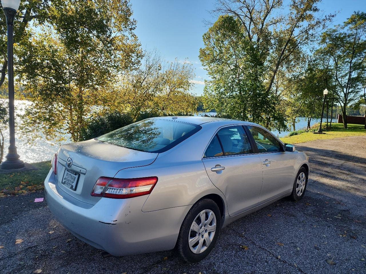 Used 2010 Toyota Camry SE FWD image 5