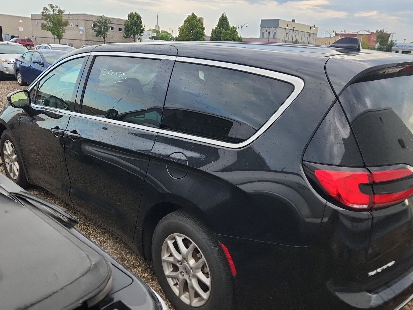 Used 2023 Chrysler Pacifica Touring-L FWD image 6