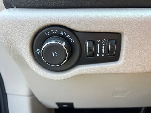 Used 2021 Chrysler Pacifica Limited AWD/4WD image 10