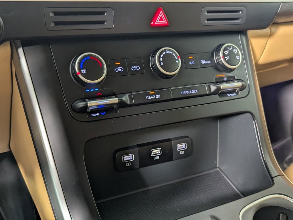 Used 2024 Kia Carnival LX image 19