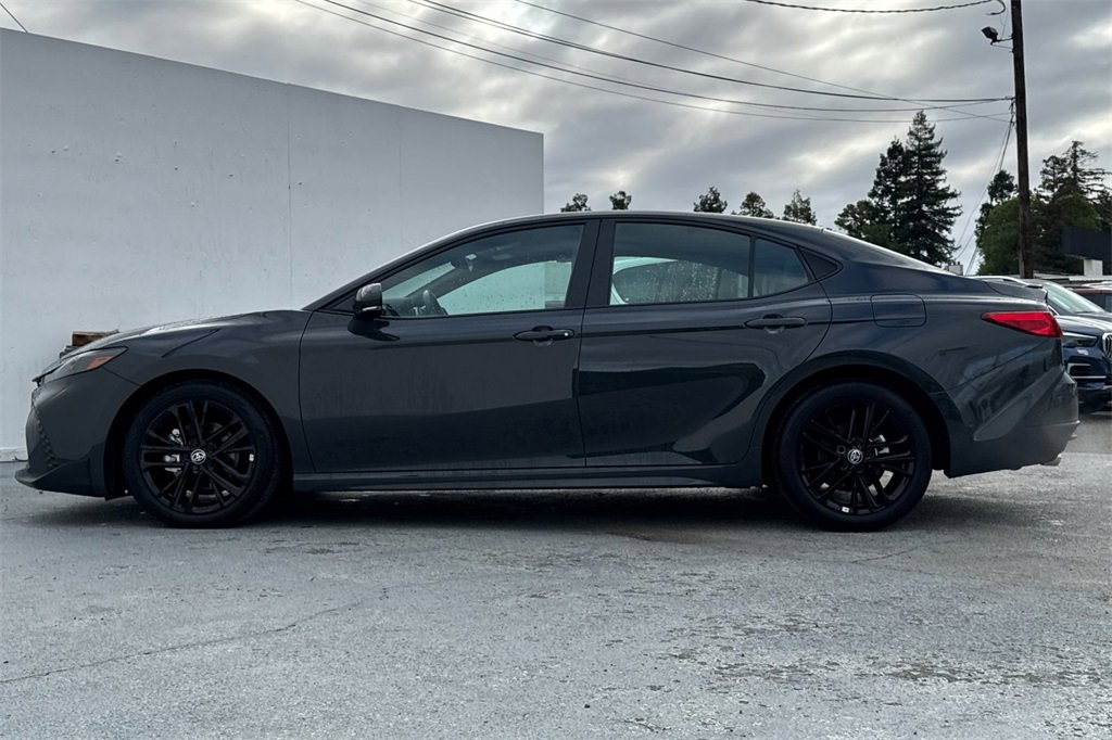 Used 2025 Toyota Camry SE image 6