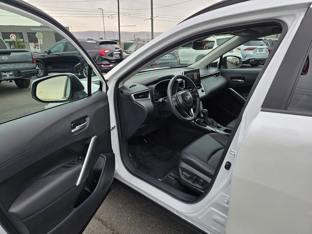 Used 2024 Toyota Corolla Cross XLE w/ Convenience Package image 21