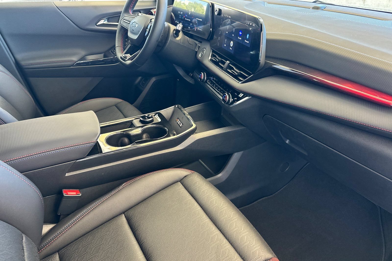 New 2026 Chevrolet Equinox RS w/ Convenience Package III AWD/4WD image 17