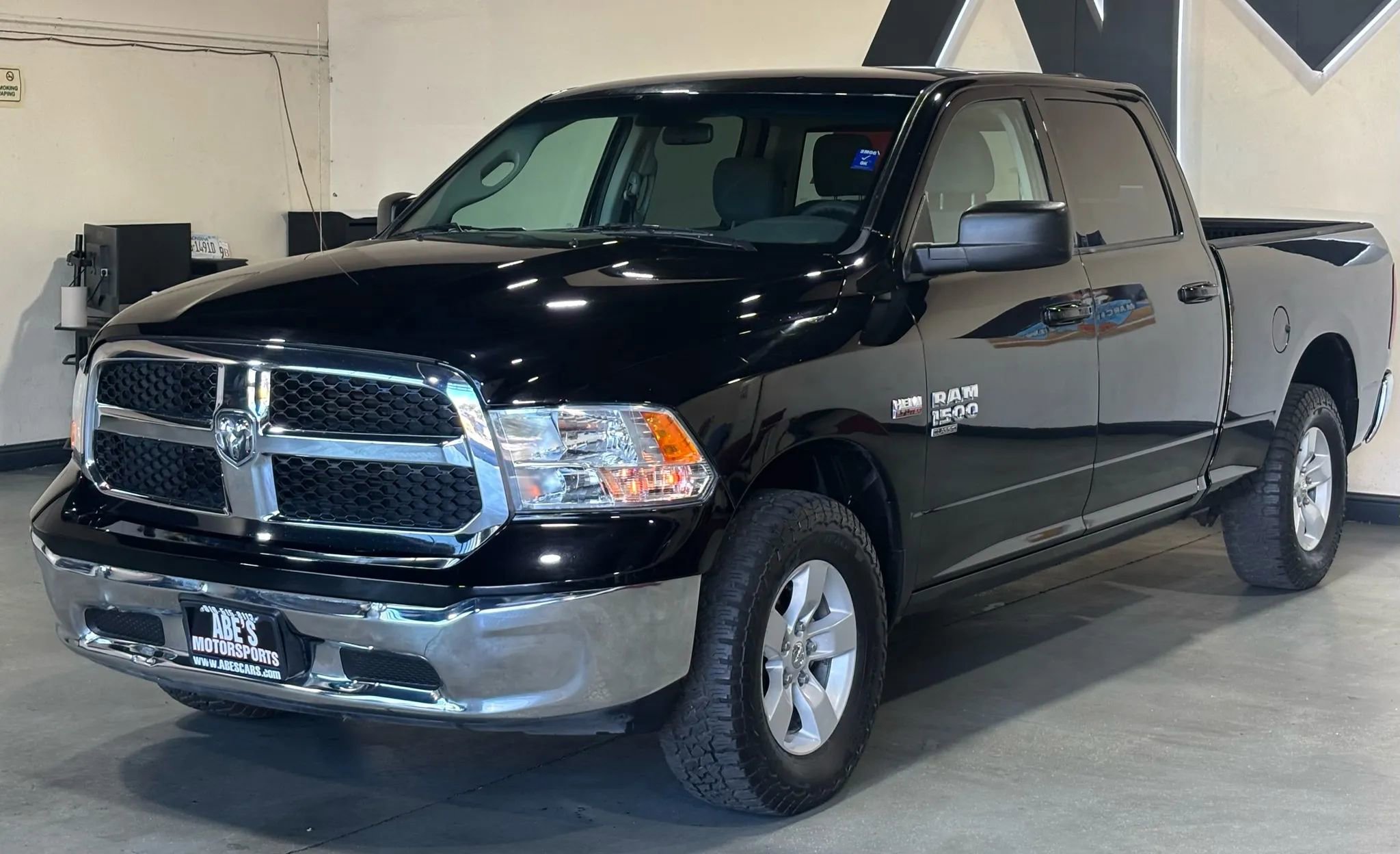 Used 2020 RAM 1500 Classic SLT AWD/4WD image 1