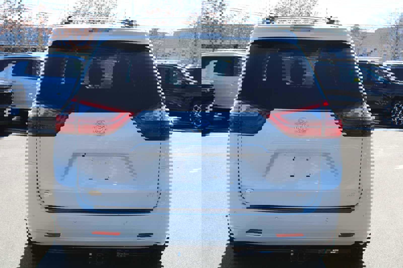 Used 2020 Toyota Sienna XLE w/ XLE Navigation Package image 6