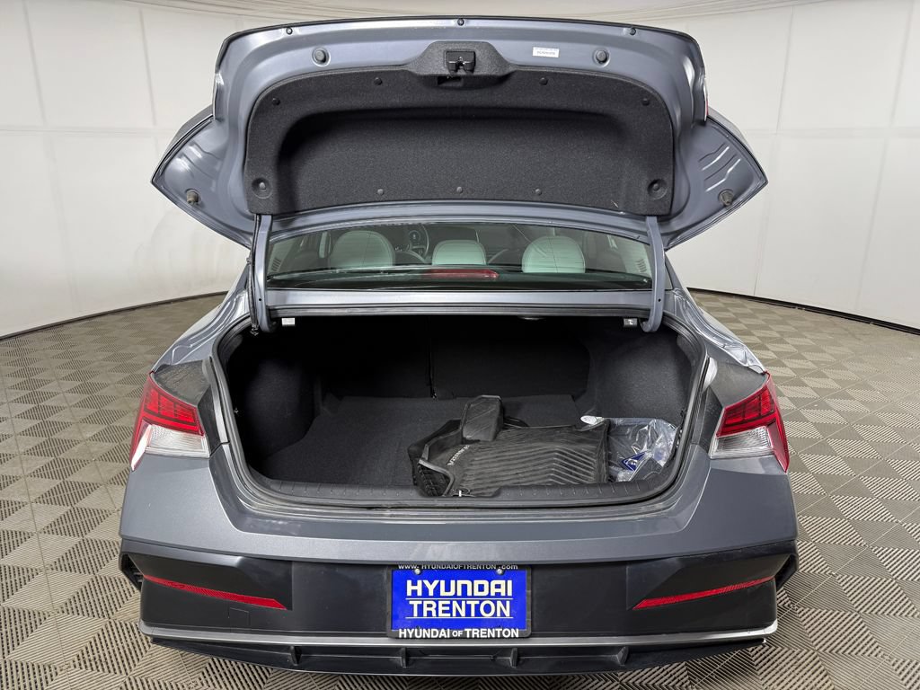 Certified 2025 Hyundai Elantra Limited FWD image 17