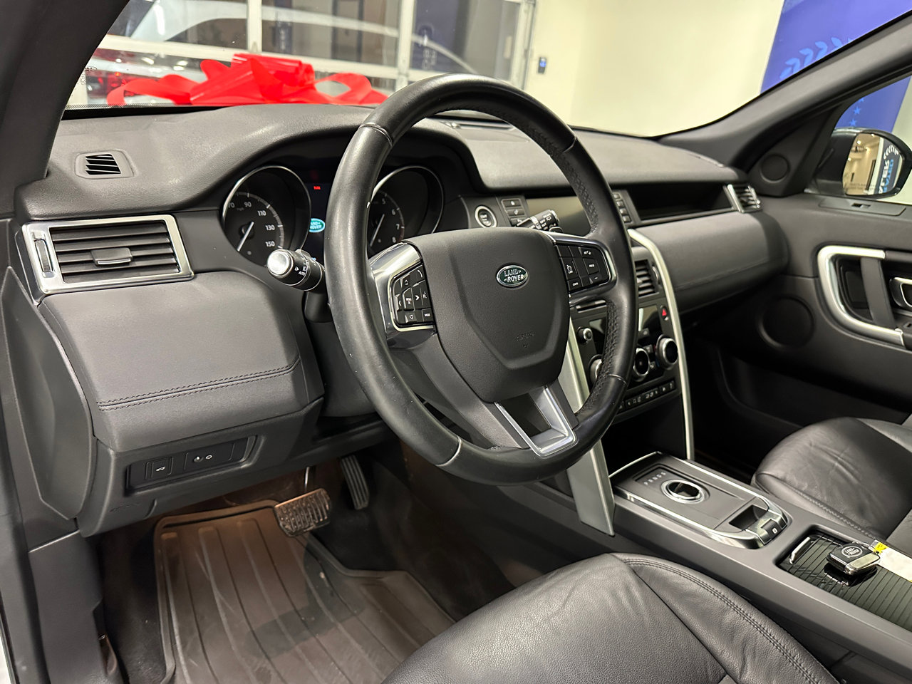 Used 2019 Land Rover Discovery Sport SE image 16