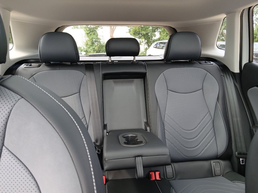 New 2026 Volkswagen Tiguan SE FWD image 24