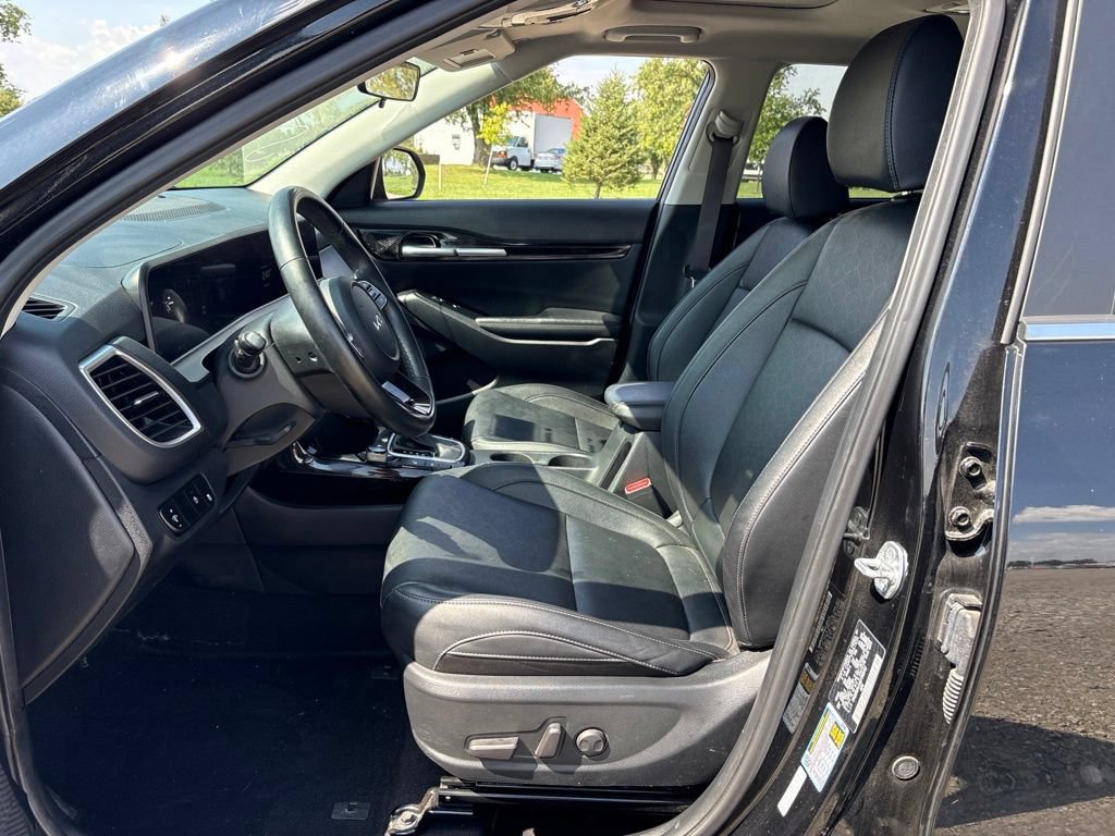 Used 2025 Kia Seltos EX w/ EX Sunroof Package FWD image 14