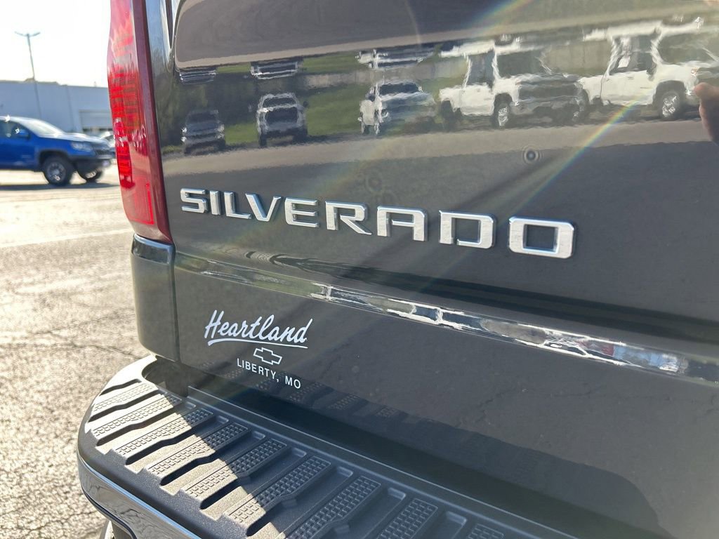 Used 2022 Chevrolet Silverado 1500 LT w/ Z71 Off-Road Package AWD/4WD image 14