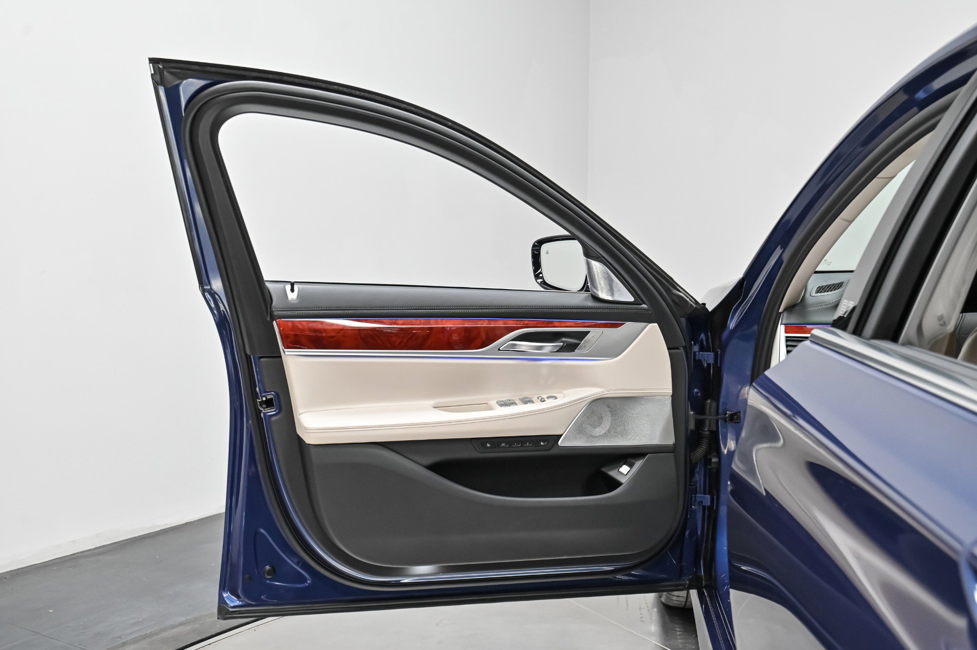 Used 2022 BMW ALPINA B7 xDrive w/ Luxury Rear Seating Package image 23