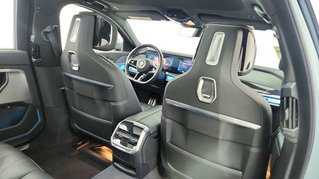 Used 2024 BMW 740i xDrive w/ Premium Package image 28