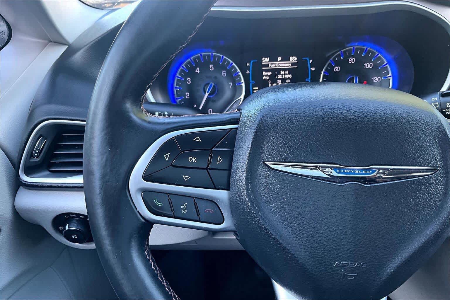 Used 2017 Chrysler Pacifica Touring-L FWD image 23