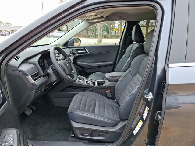New 2025 Mitsubishi Outlander SE image 8