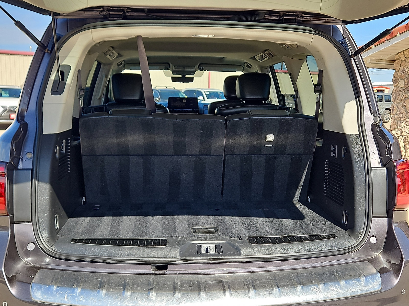 Used 2024 INFINITI QX80 Luxe image 6