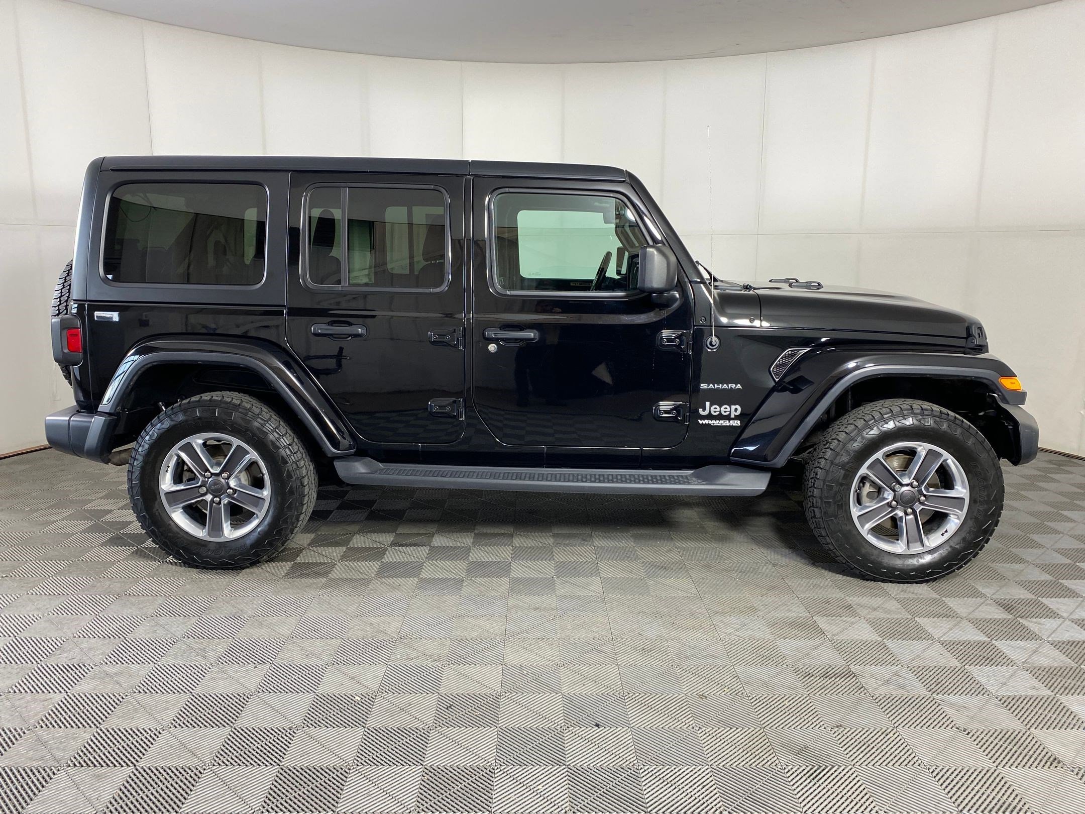 Used 2020 Jeep Wrangler Unlimited Sahara image 8