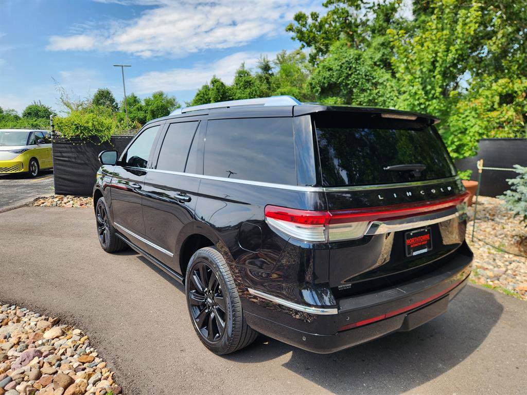 Used 2023 Lincoln Navigator Reserve image 3