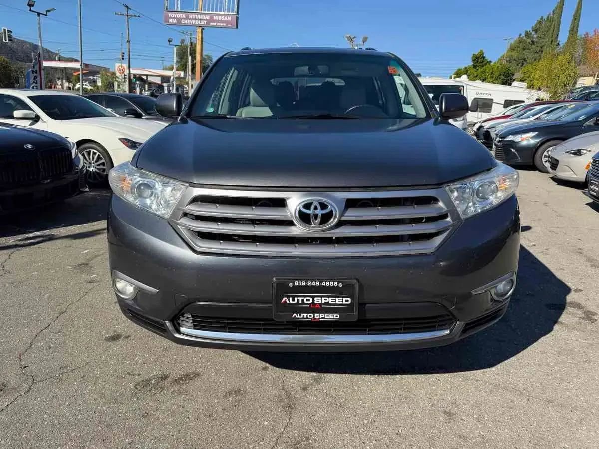 Used 2012 Toyota Highlander SE FWD image 2