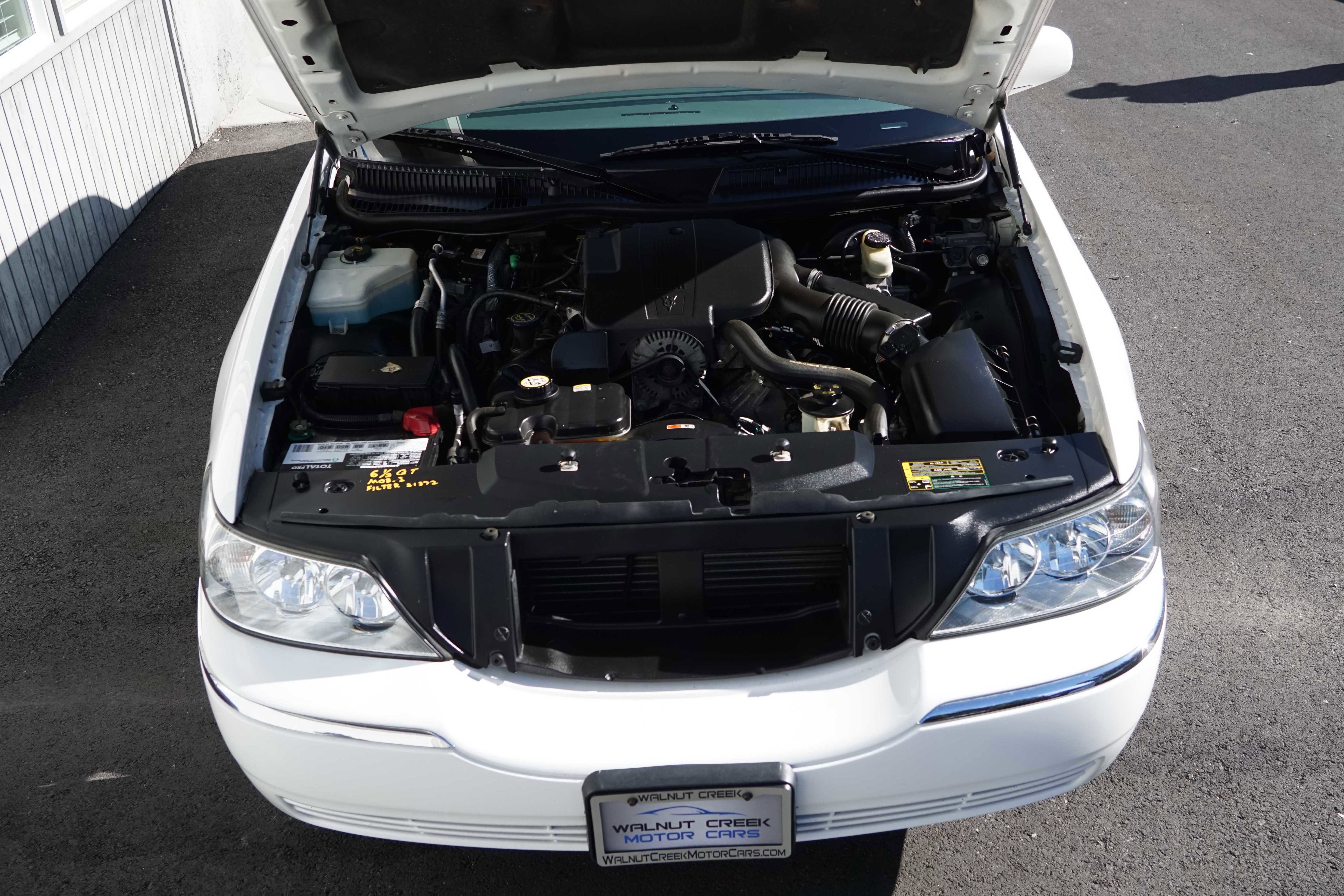 Used 2004 Lincoln Town Car Signature image 20