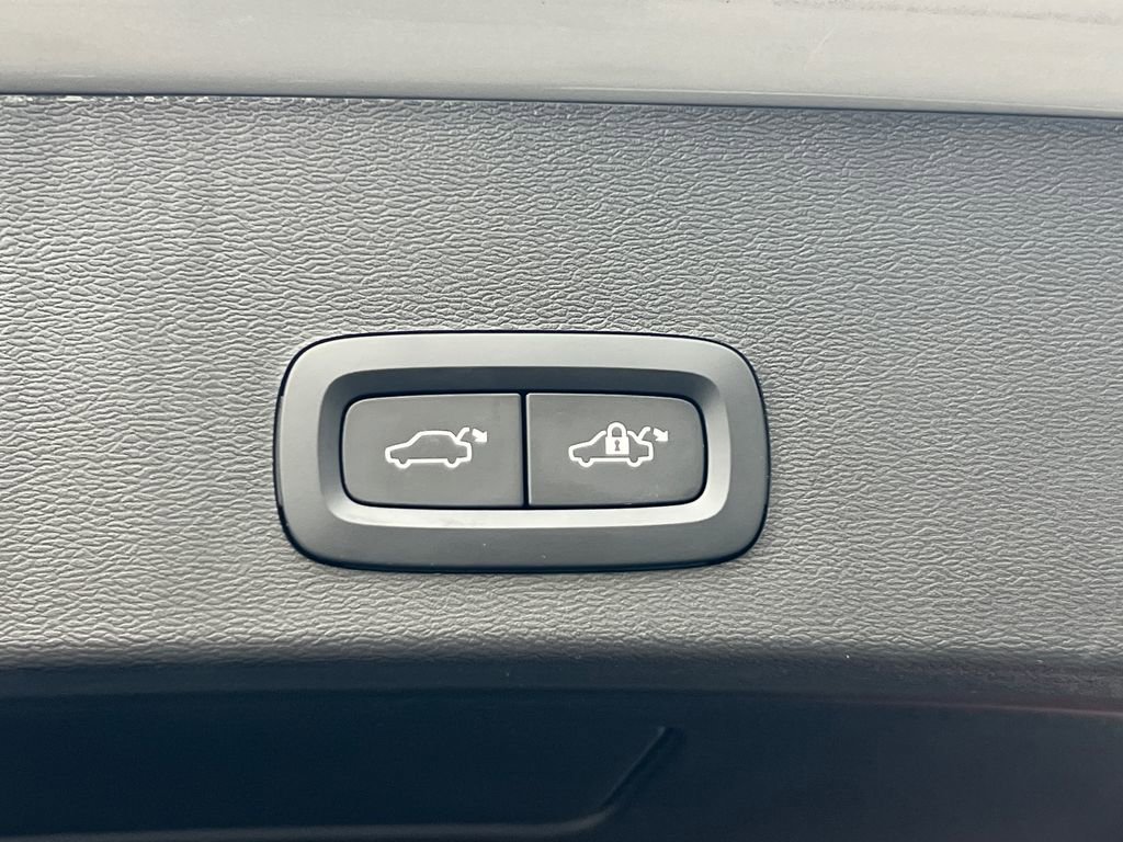 Used 2024 Volvo XC40 B5 Plus w/ Climate Package image 15