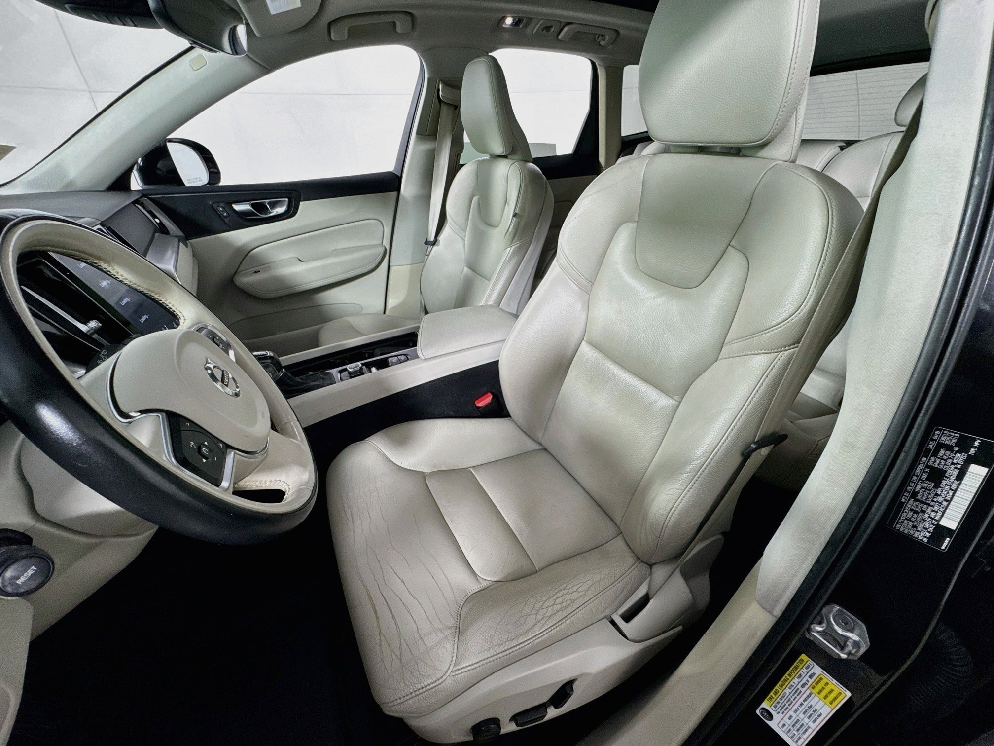 Used 2019 Volvo XC60 T5 Momentum w/ Premium Package AWD/4WD image 15