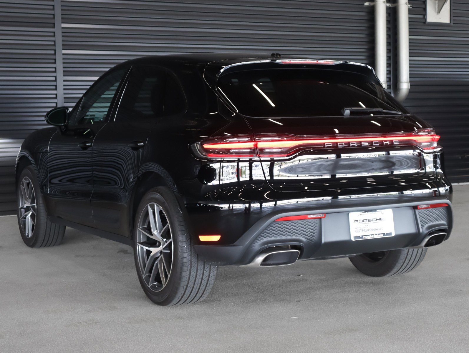 Certified 2023 Porsche Macan AWD/4WD image 3