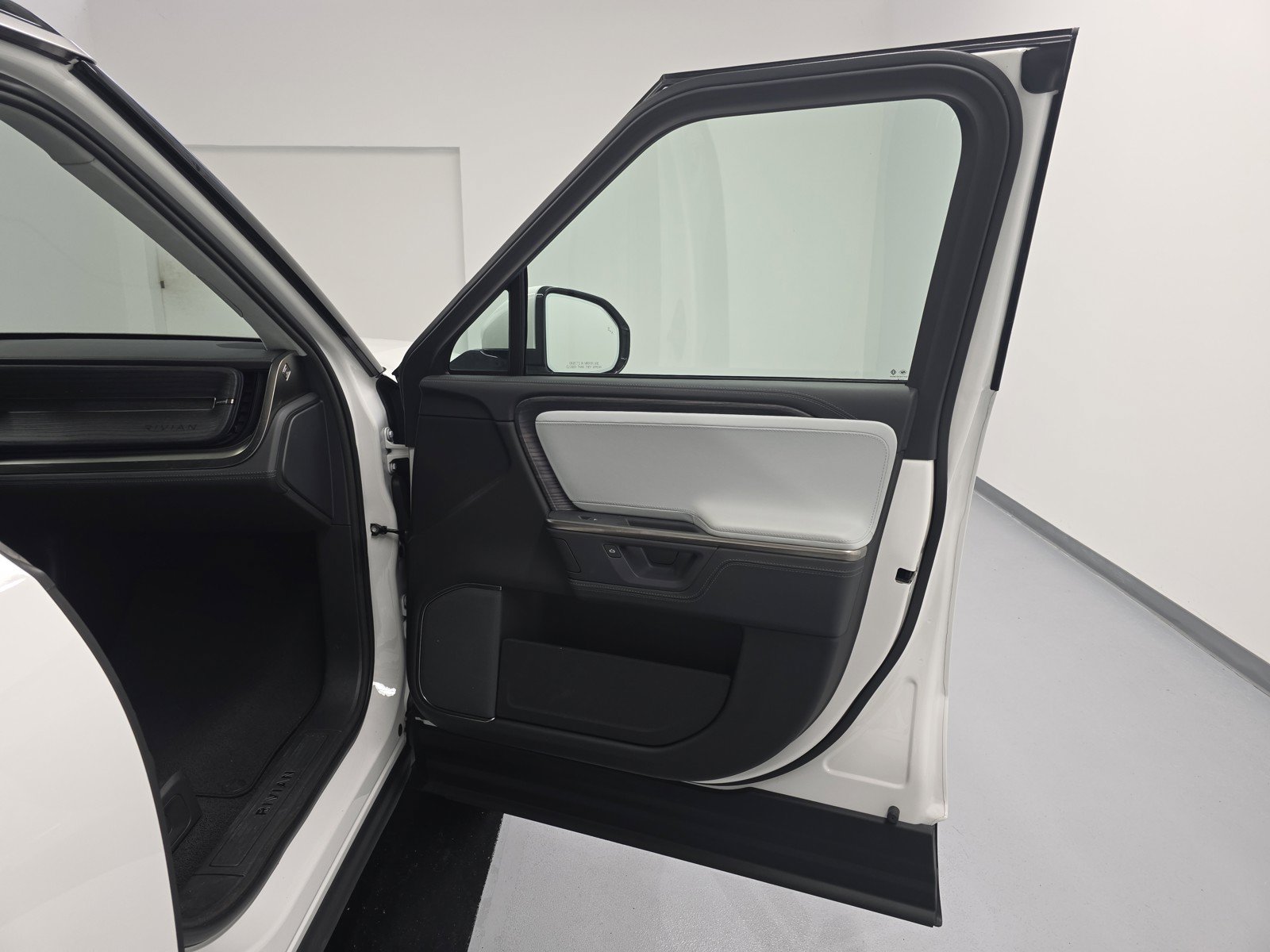Used 2025 Rivian R1S Adventure AWD/4WD image 18