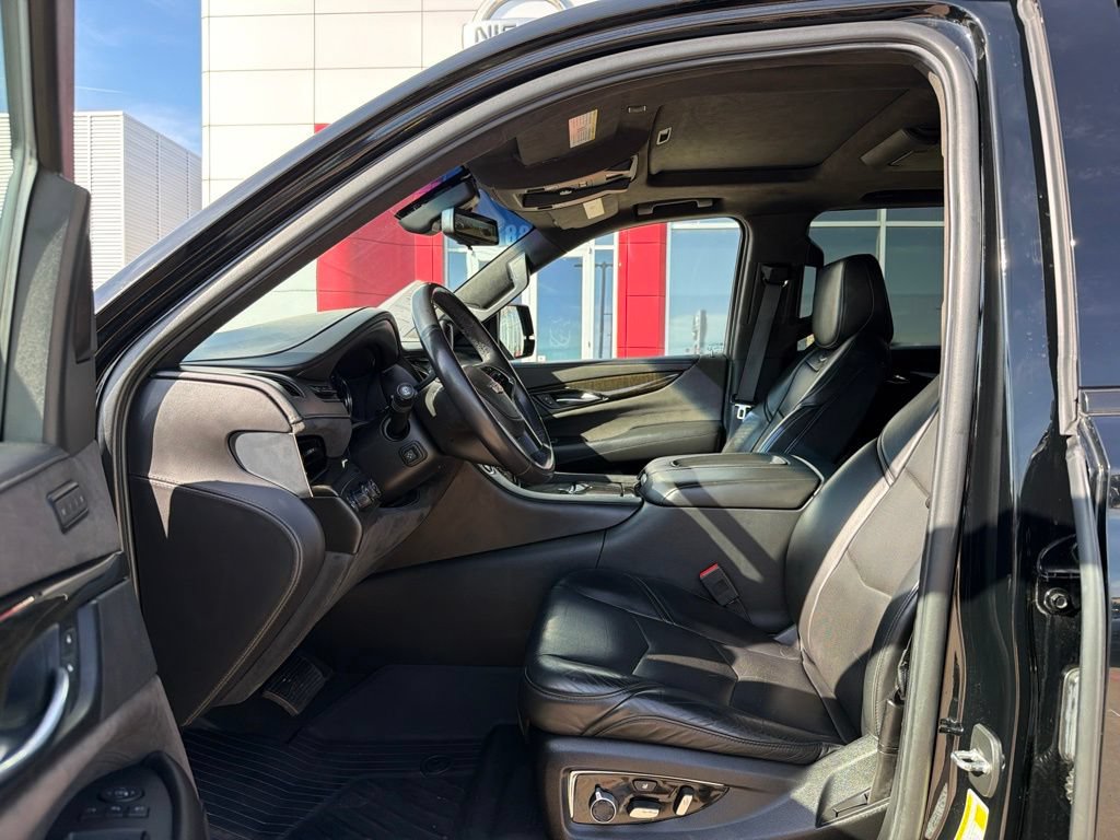 Used 2019 Cadillac Escalade ESV Platinum w/ Escalade Sport Edition AWD/4WD image 12