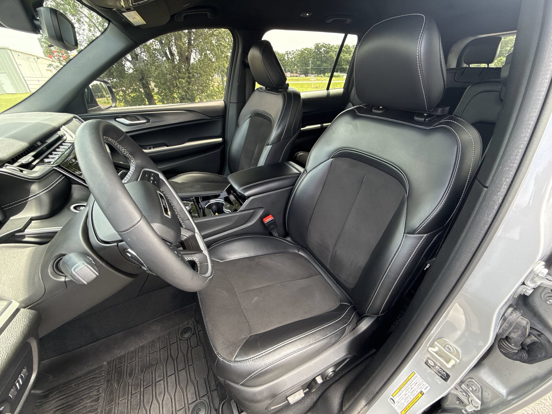 Used 2023 Jeep Grand Cherokee L Laredo AWD/4WD image 11