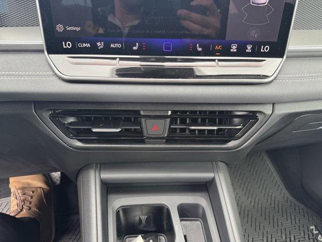 Used 2025 Volkswagen Tiguan SE AWD/4WD image 20