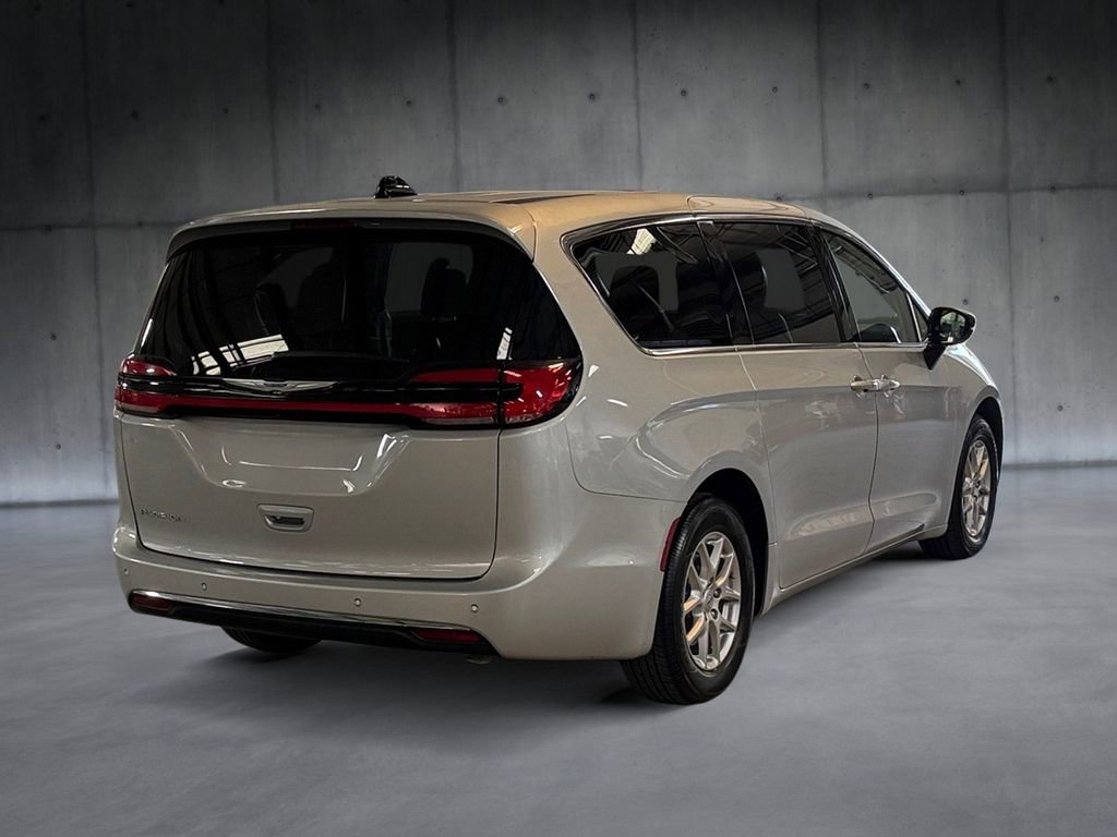 Used 2024 Chrysler Pacifica Touring-L image 5